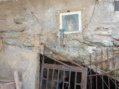 Eppure non � stato sempre cos�. Lo dimostrano i cavi divelti e tagliati presenti all�ingresso della cavit�: segno di un�illuminazione una volta esistente
